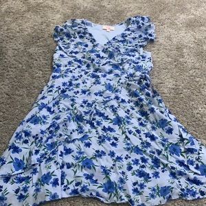 Excellent condition girls size large dress.  Colors include blues and green